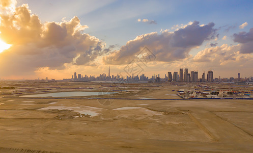 迪拜市中心天线空观测沙漠阿拉伯联合酋长国或阿金融区和智能城市的商业区日落时是天梯和高楼图片