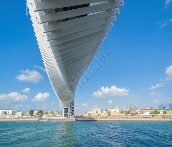 斜桥带有湖泊或河流的建筑结构迪拜下城天线阿拉伯联合酋长国或阿拉伯联合酋长国的迪拜金融区和城市中蓝天背景的商业区图片