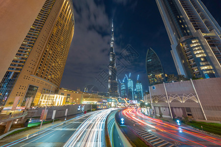 迪拜市中心地平线和高速公路阿拉伯联合酋长国或阿拉伯联合酋长国金融区和智能城市商业区通往BurjKhalifa的公路或街道夜间Sk图片
