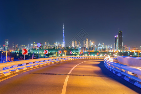 迪拜市中心地平线和高速公路阿拉伯联合酋长国或阿拉伯联合酋长国金融区和智能城市商业区通往BurjKhalifa的公路或街道夜间Sk图片