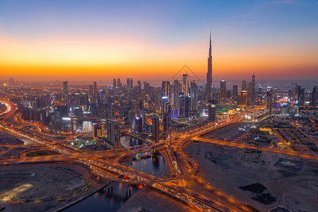 迪拜下城天线和高速公路阿拉伯联合酋长国或阿金融区和智能城市商业区夜幕天桥和高楼大的BurjKhalifa空中观察图片
