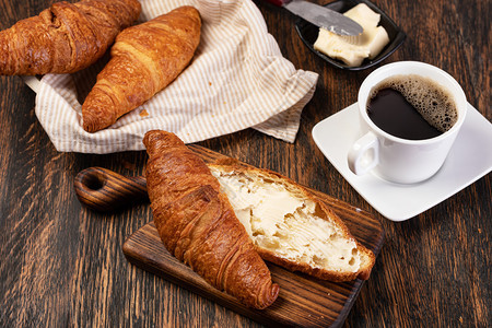 新鲜的法国羊角面包和黄油新鲜的牛角面包和黄油图片