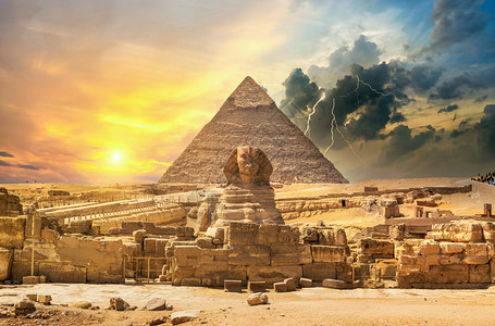 斯芬克和金字塔在埃及沙漠中的斯芬克和金字塔图片