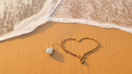 海滨滩上的心脏符号浪漫的成分图片