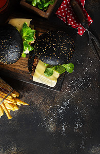 木板上免费的土豆黑汉堡包图片
