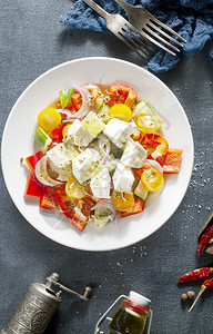 白色盘子上的希腊沙拉与feta的沙拉图片