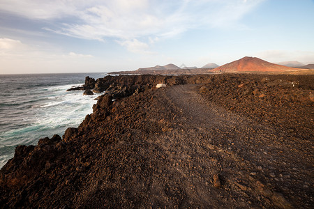 Losvideros兰萨罗特海岸线波浪和火山图片