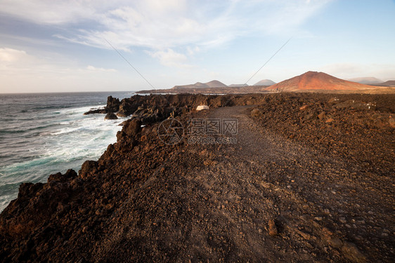 Losvideros兰萨罗特海岸线波浪和火山图片