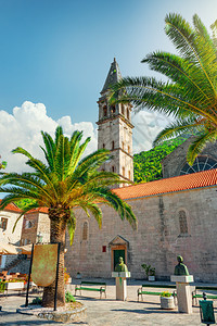 黑山对古老城镇佩拉斯特和圣马克教堂的展望图片