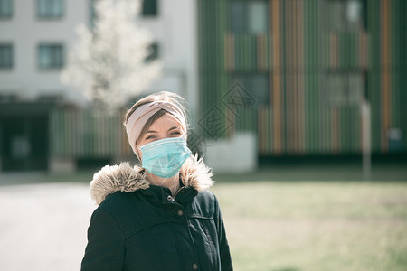 外出穿面罩的年轻女子科罗纳和流感季节图片