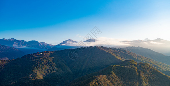 高加索山脉上一片蓝天的风景图片