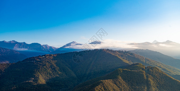 高加索山脉上一片蓝天的风景背景图片