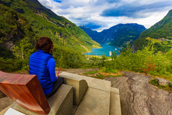 旅游度假和行从Flydalsjuvet的观点看在神奇的Geirangerfjorden上景色美丽的女游客挪威旅景点图片