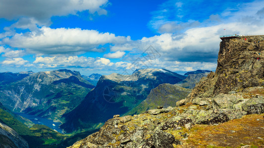 与来自Dalsnibba地区的Geirangerfjord的全景山地观Geiranger天行观山台远处挪威Dalsnibba观点图片