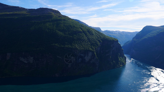FjordGeirangerfjord和渡轮船从挪威Ornesviven观望点看旅行目的地挪威FjordGeirangerfjo图片