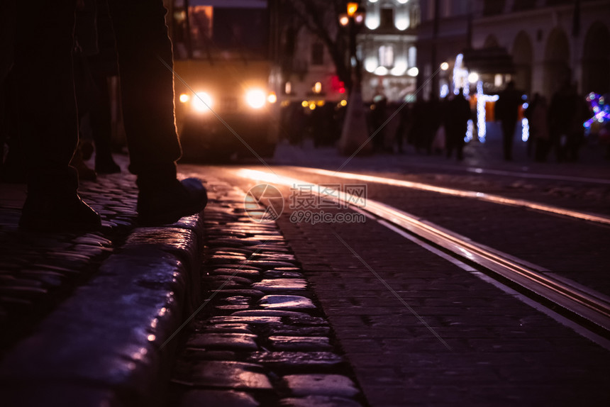 Cobble用夜城市灯点燃欧洲老街的石块图片