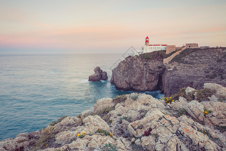 日落时见圣文森特角的灯塔和悬崖欧洲大陆和葡萄牙阿尔加韦Sagres西南点图片