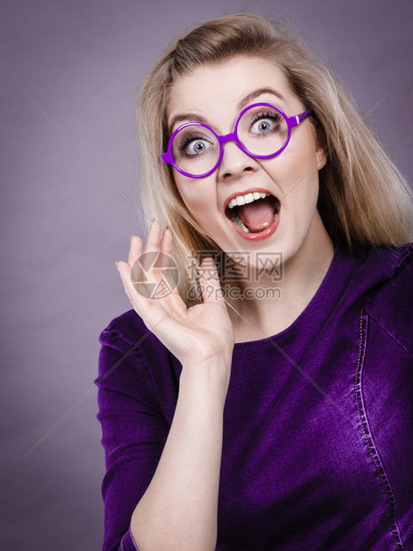 快乐的正面冲击女商人或学生戴眼镜享受工作上大学快乐的正面冲击女商人或学生高清图片下载 正版图片 摄图网