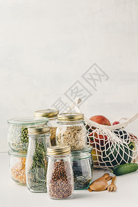 可再用棉花袋和玻璃罐中的水果和蔬菜包括意大利面扁豆类大米干草药零废物回收利用可持续生活方式概念图片