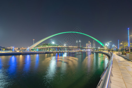 容忍桥与湖或河迪拜唐城天线阿拉伯联合酋长国或阿拉伯联合酋长国金融区和城市夜间商业区的建筑结构图片