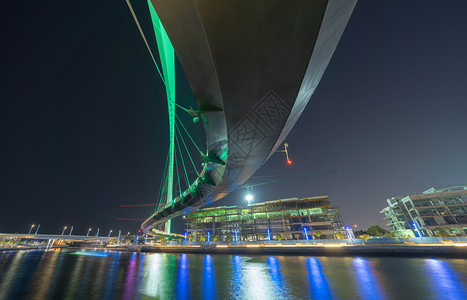 容忍桥与湖或河迪拜唐城天线阿拉伯联合酋长国或阿拉伯联合酋长国金融区和城市夜间商业区的建筑结构图片
