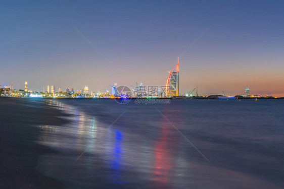 Jumeirah岛或海滨迪拜唐城天线阿拉伯联合酋长国或阿拉伯联合酋长国城金融区UAE日落时为天空大砍刀上海的造船建筑BurjAl图片