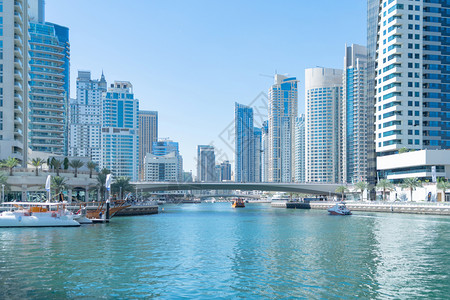 迪拜河流旁的金融区和智能城市的商业区图片