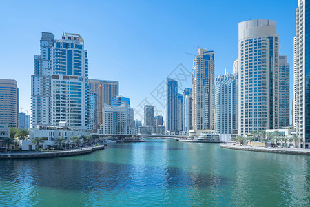 迪拜马里纳和湖泊或河流下城天线阿拉伯联合酋长国或阿拉伯联合酋长国金融区和智能城市的商业区天空大桥和蓝高楼建筑图片
