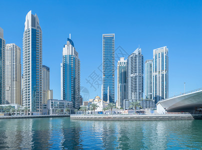 迪拜马里纳和湖泊或河流下城天线阿拉伯联合酋长国或阿拉伯联合酋长国金融区和智能城市的商业区天空大桥和蓝高楼建筑图片
