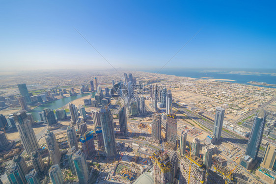 迪拜下城顶楼和喷泉阿拉伯联合酋长国或阿金融区和智能城市商业区的BurjKhalifa空中观察图片
