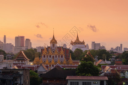 LohaPrasatWatRatchanatta和金山塔是佛教寺庙或WatSaket在曼谷市中心有摩天大楼日落时在泰国城市图片