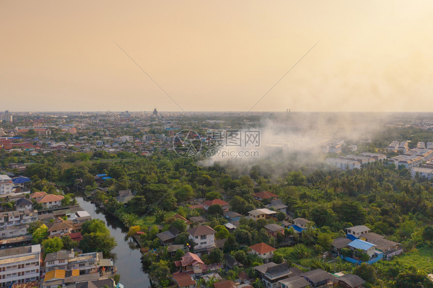 泰国曼谷市林中烧火和绿树产生的烟雾空中观察气污染和环境概念的自然景观背图片