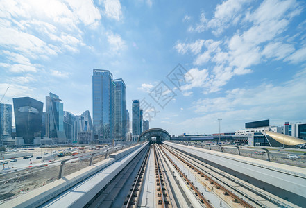 迪拜市中心为游客提供交通服务图片