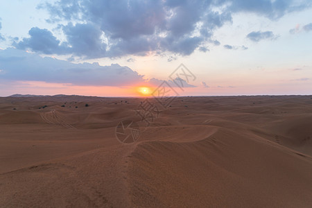 在迪拜市阿拉伯联合酋长国或阿日落时的自然地貌背景下红沙漠狩猎丘著名的旅游景点蓝天沙的形态图片