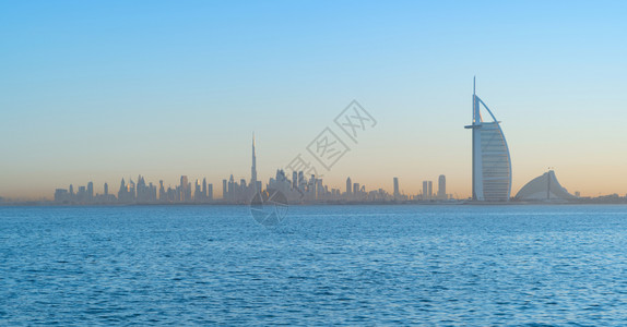 Jumeirah岛或海滨迪拜唐城天线阿拉伯联合酋长国或阿拉伯联合酋长国城金融区UAE日落时为天空大砍刀上海的造船建筑BurjAl图片