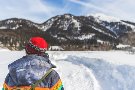 美丽的高加索女孩正在散步冬季风景奥地利图片