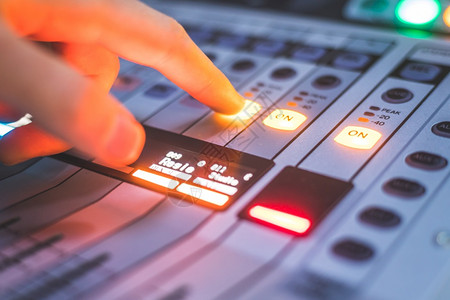 录音室的专业乐制作响工程师正在作背景图片