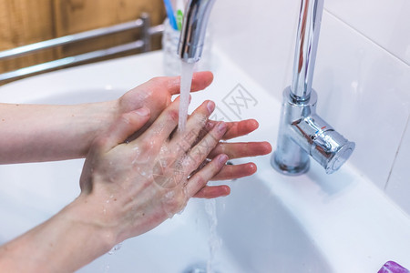 近距离在浴室里洗手预防流感或冠状腺炎图片