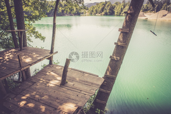 在一个美丽的蓝湖上木屋板图片