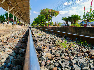 在美丽的阳光下低视线铁路泰国的火车站Lampang图片