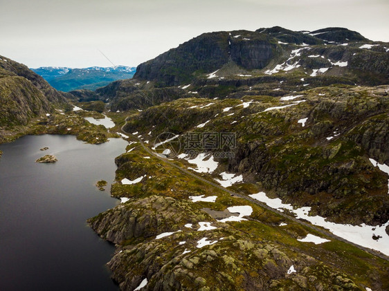 挪威海景地貌石岩山脉中的公路和湖泊挪威旅游景点路线Ryfylke航空景点挪威山区的公路和湖泊图片