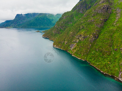 Fjord地貌挪威北部的Lofoten岛屿Hazy日超高气候挪威的Lofoten岛屿图片