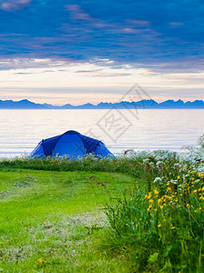 夏季Gimsoysand沙滩上的蓝帐篷在海岸露营挪威洛福滕群岛假日和旅行挪威洛福滕岛海滩帐篷挪威洛福滕岛图片