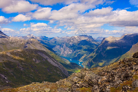 Geirangerfjord和山地风景从Dalsnibba的视角看得很精彩Geiranger天行平台挪威图片