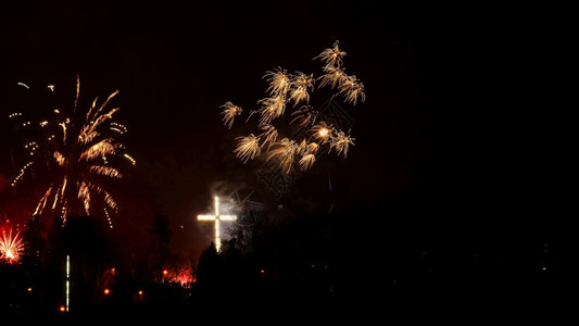 天空烟花爆炸在波兰格丁尼亚市庆祝新年节日之夜有色烟花图片