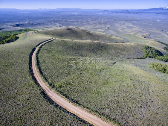 科罗拉多州北公园独立山路向瓦尔登和北普拉特河谷的空中观察图片