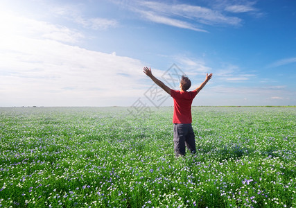 人绿地在深蓝的天空中人类在绿地和开阔的草上背景