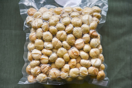 从天然高蛋白质中喷射到干燥的真空包装马卡达米坚果图片
