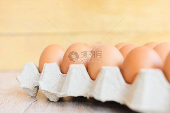 鸡蛋箱中的木本关闭生鸡蛋有机食品选择焦点图片