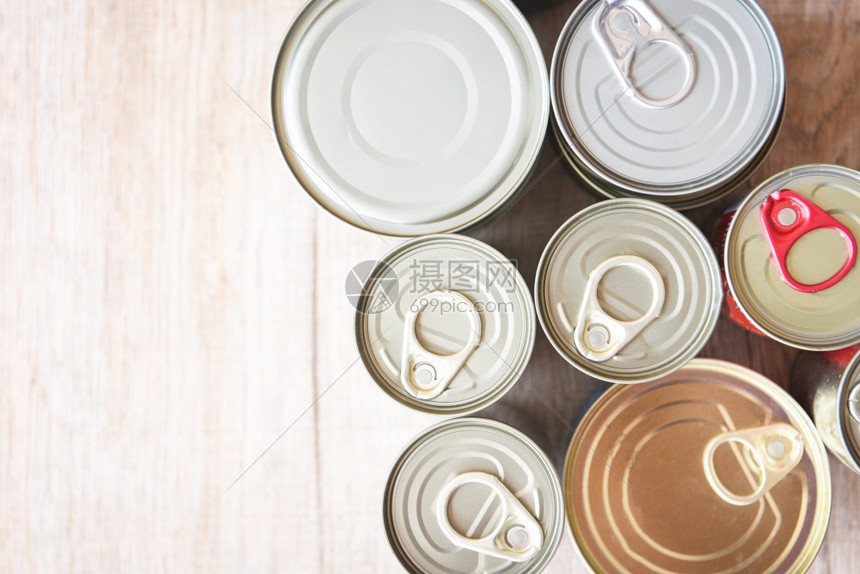 木本底顶视罐装货物在厨房家储存或捐赠的非易腐食品储存货物图片